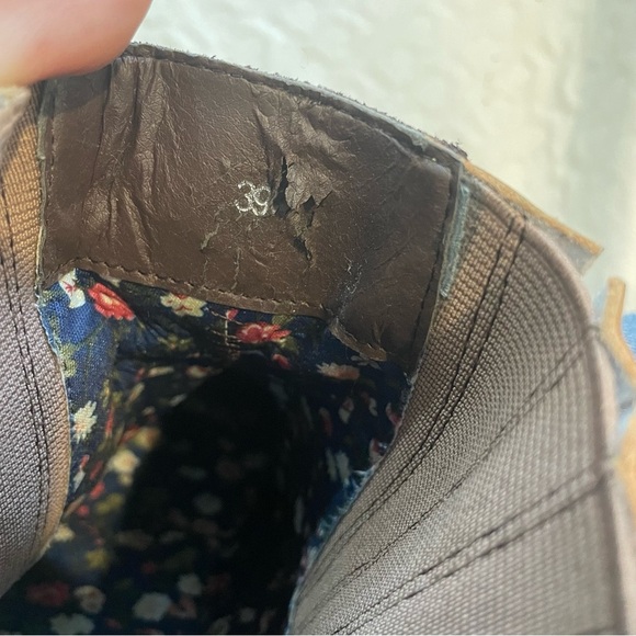 Iliyah Gray Geometric Studded-Band Chain Faux Leather Ankle Boots ZL840 Size 39 - Picture 12 of 12